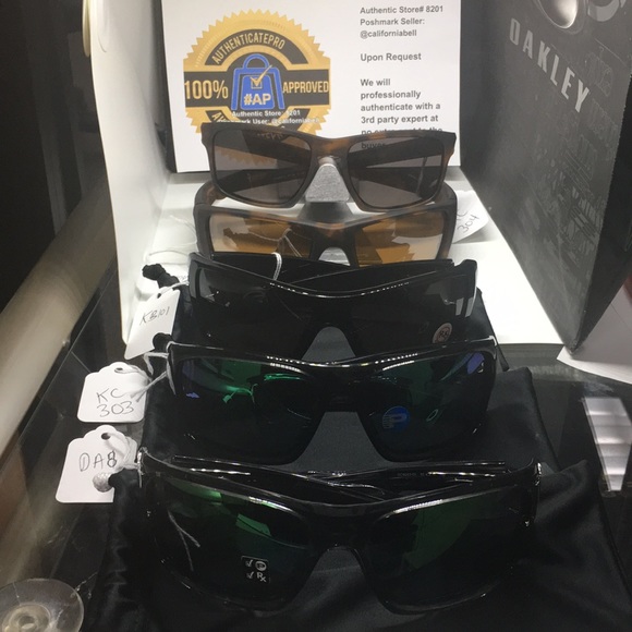 5 pairs of New or Like New Oakley Sunglasses